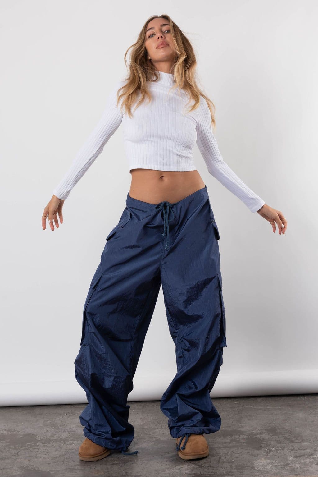 Cardigan, Baby Tee, Seluar Parasut: Uniform Campus Girl Yang Memang Menang Kamera