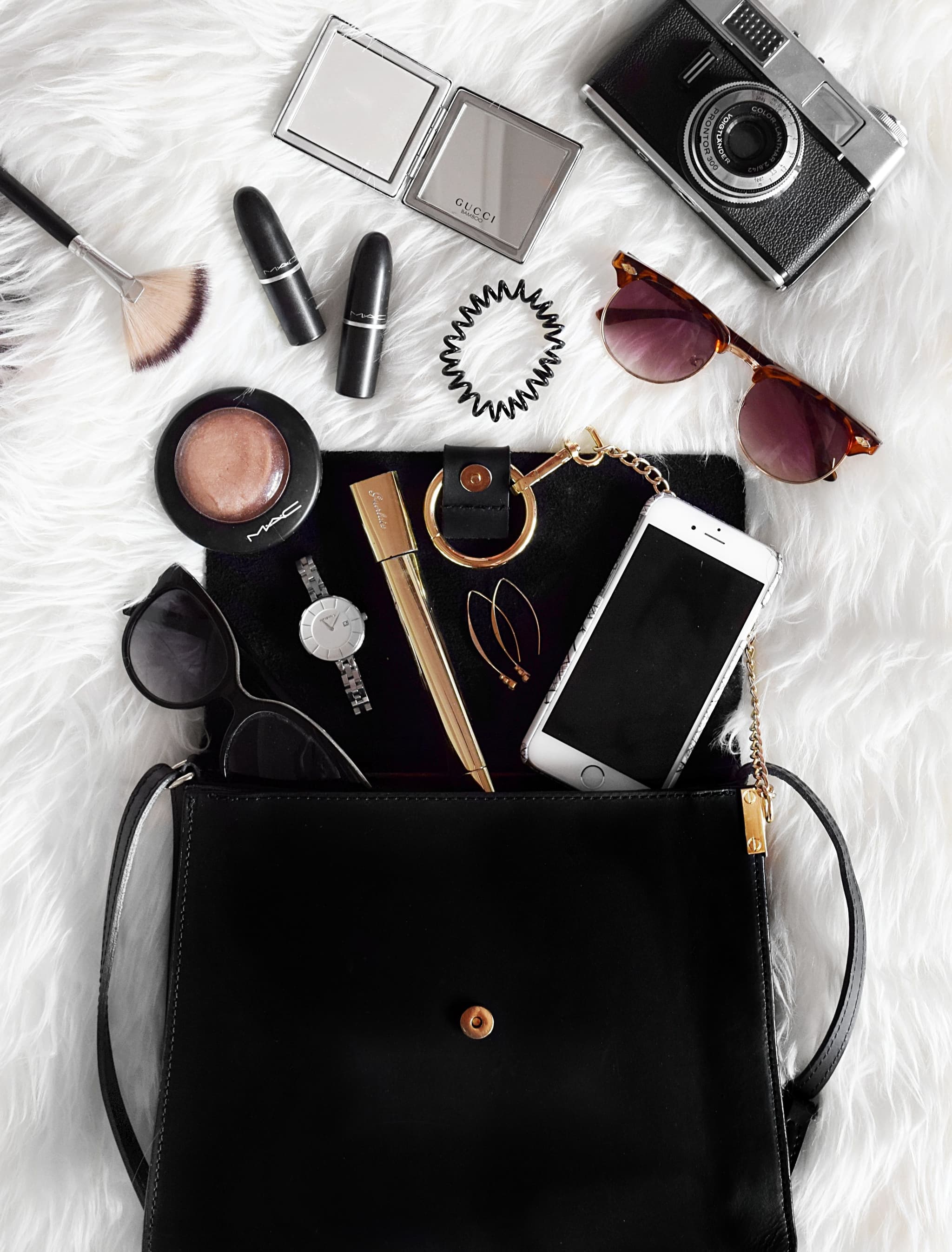 Kenapa Semua Girlies Suka Video ‘What’s In My Bag’ Walaupun Kita Tak Beli Pun?
