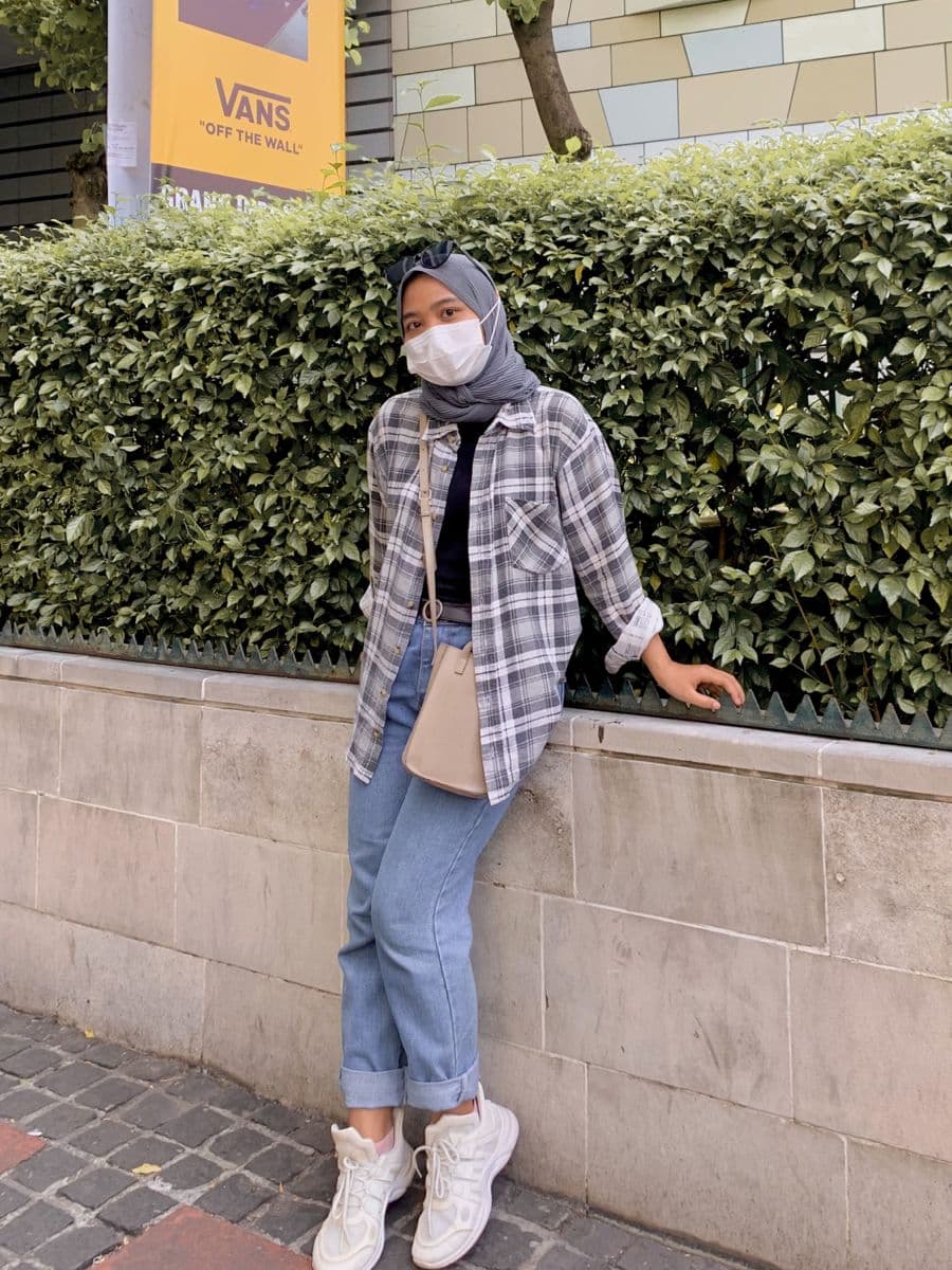Tudung, Tote Bag, Sneakers: Starter Pack Girl Yang Selalu Nampak Effortless